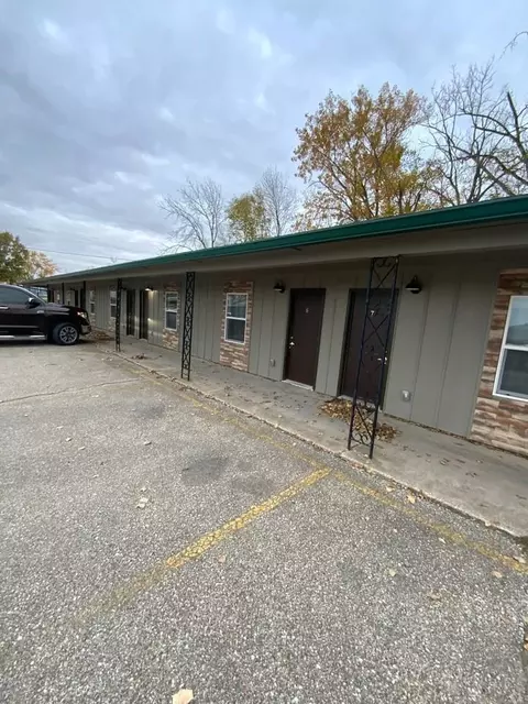 907 S Broadway St, Toledo, IA 52342