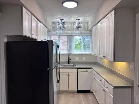7556 Byron Pl, Clayton, MO 63105
