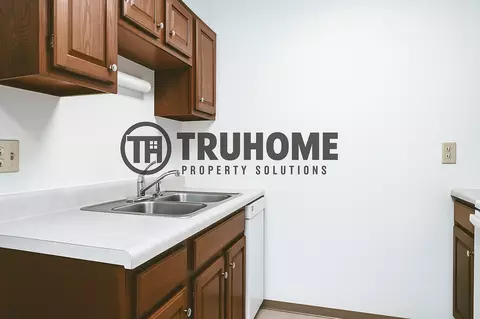 715 N 40th St, Grand Forks, ND 58203