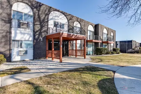 900 E Orchard St, Mundelein, IL 60060