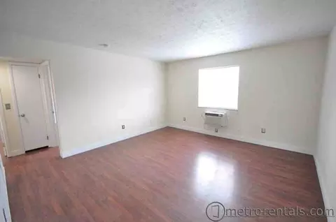 188-190 192-194 Kinnear Aly, Columbus, OH 43202