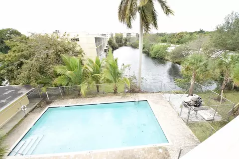 4137 Stirling Rd, Fort Lauderdale, FL 33314