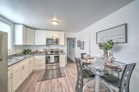 1049 43rd St, Emeryville, CA 94608