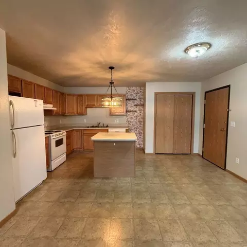 2808 6th St SW, Minot, ND 58701