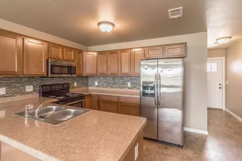 2359 Coves Ct, Dickinson, ND 58601