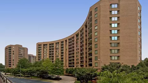 1501 Crystal Dr, Arlington, VA 22202