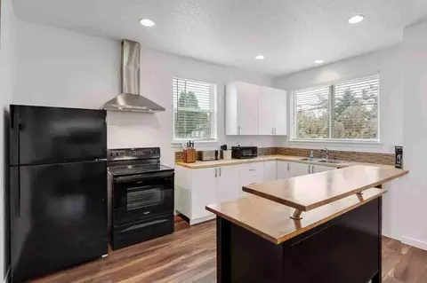 4384 N Gantenbein Ave, Portland, OR 97217
