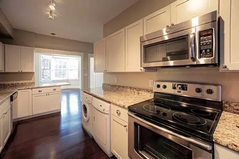 210 Maryland Plz, Saint Louis, MO 63108