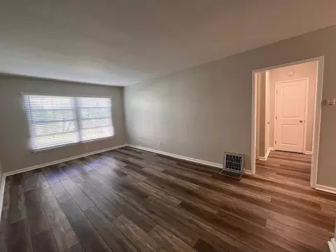 1049 E Carson St, Long Beach, CA 90807