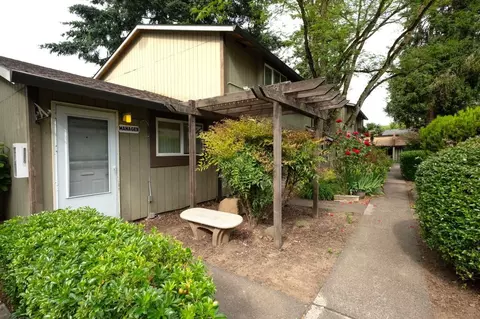 13625 SE Stark St, Portland, OR 97233