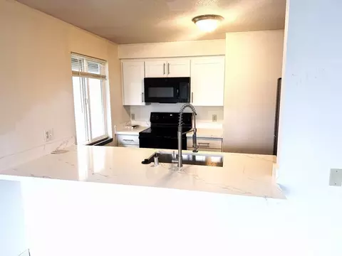 716 NE 42nd St, Seattle, WA 98105