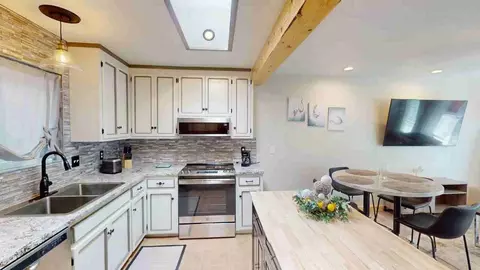1872 Vista Del Sur, Santa Fe, NM 87505