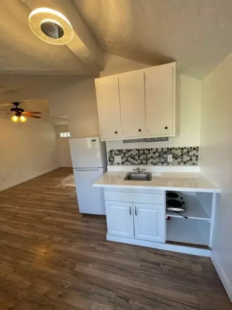 17007 SE Stark St, Portland, OR 97233