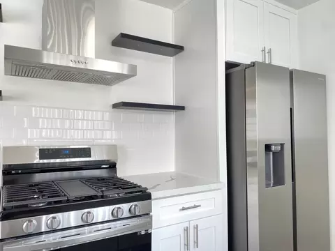 7010 Lanewood Ave, Los Angeles, CA 90028