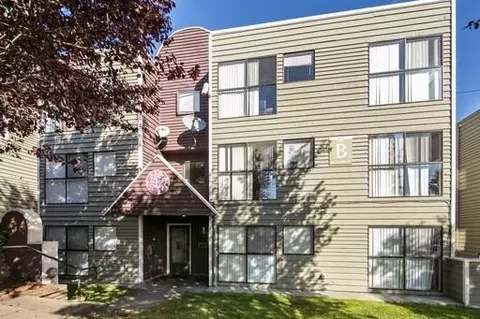 910 N 104th St, Seattle, WA 98133