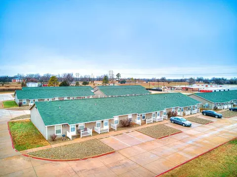 501 W Country Club Rd, Chickasha, OK 73018