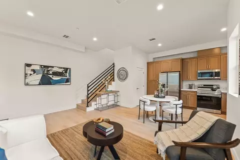 19025 Bassett St, Reseda, CA 91335