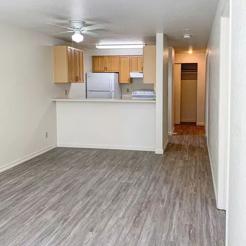 910 N 104th St, Seattle, WA 98133