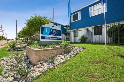 200 W Pioneer Pkwy, Arlington, TX 76010