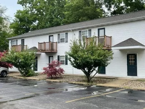 1132 6th St, Charleston, IL 61920