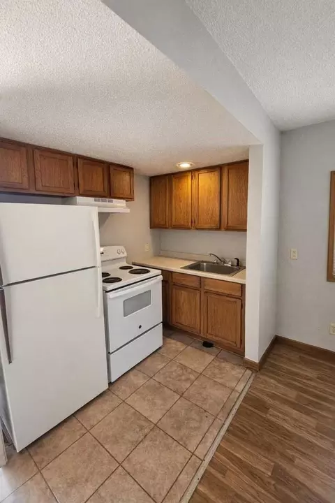 905 E 5th St, Blue Earth, MN 56013
