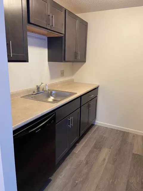 150 River Rd, Manchester, NH 03104