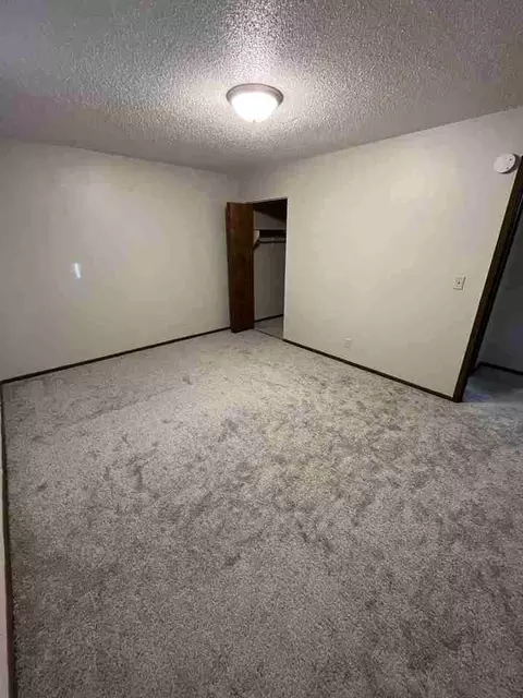 3739 W 9th St, Waterloo, IA 50702
