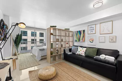 Brickell Bay Dr, Miami, FL 33131