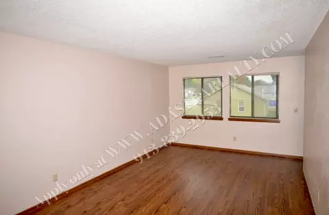 404 Sky Vue Dr, Raymore, MO 64083
