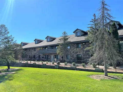 115 Chaffee Rd, Oconomowoc, WI 53066