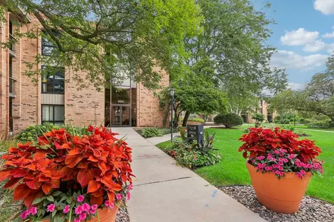 9993 W North Ave, Wauwatosa, WI 53226