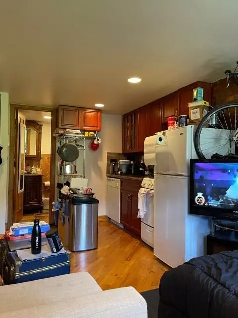126 E 7th St, New York, NY 10009