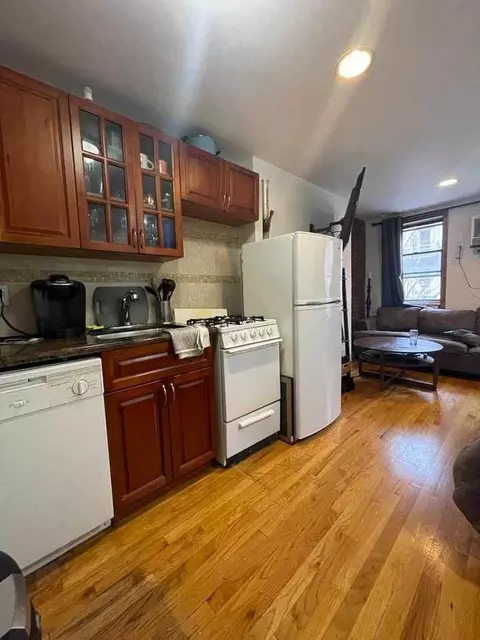 126 E 7th St, New York, NY 10009
