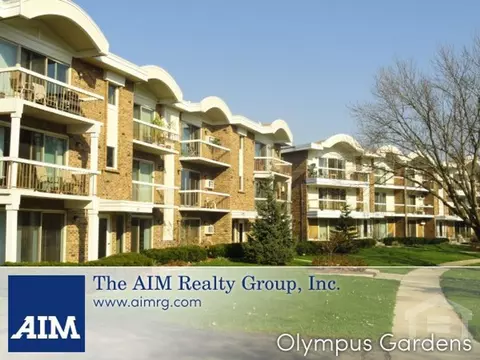 15 Olympus Dr, Naperville, IL 60540