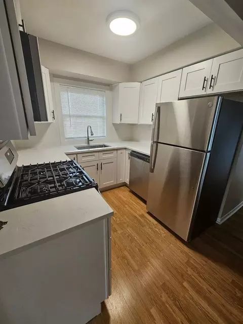 15 Olympus Dr, Naperville, IL 60540