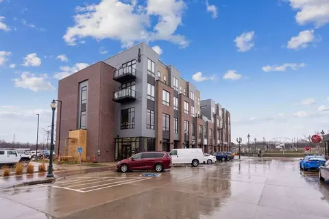 100 E 2nd St, Cedar Falls, IA 50613