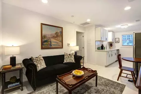 306 E Victory Dr, Savannah, GA 31405