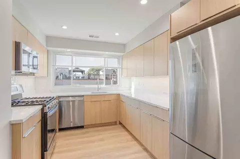 2333 W Lunt Ave, Chicago, IL 60645