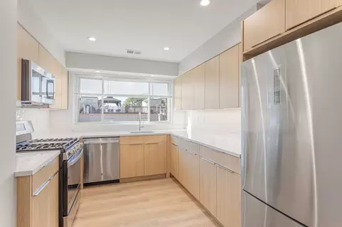 2333 W Lunt Ave, Chicago, IL 60645