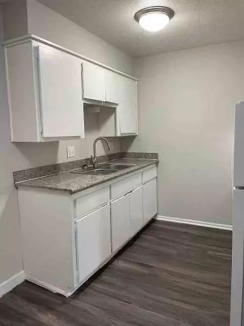 1906 N Broadway St, Moore, OK 73160