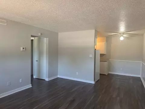 1906 N Broadway St, Moore, OK 73160