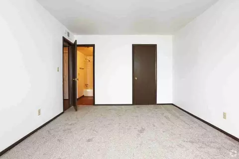 W Crestwood Dr, Peoria, IL 61614
