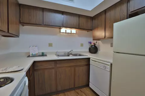W Crestwood Dr, Peoria, IL 61614