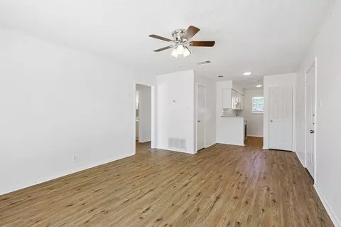 2637 W Randol Mill Rd, Arlington, TX 76012