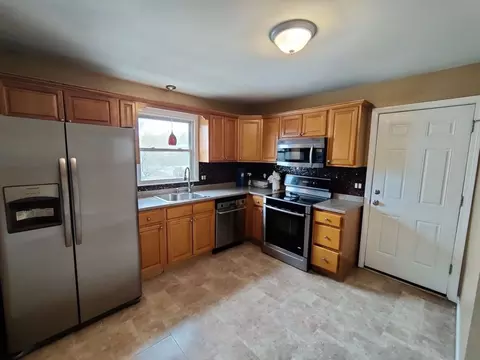 135 Hillcrest Rd, Bridgeport, CT 06606