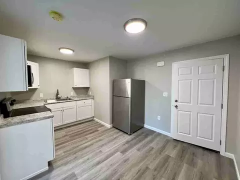 8 Dutton St, Manchester, NH 03104