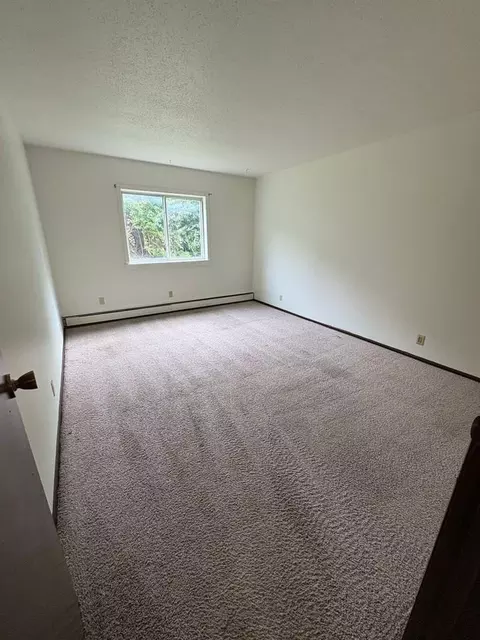 765 Russell Rd, Waterloo, IA 50701
