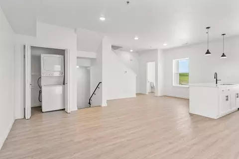 2539 W 3rd St, Waterloo, IA 50701
