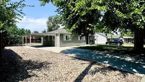 911 Zion St, Aurora, CO 80011