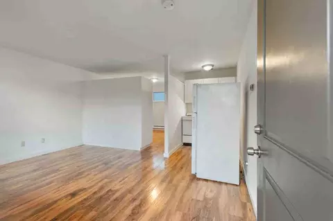 5227 Brooklyn Ave NE, Seattle, WA 98105
